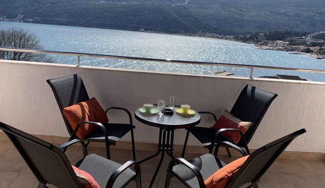 Penthouse apartment, balcony with sea view, lift, sleeps up to 4 people