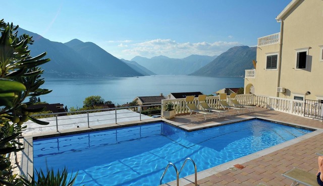 Penthouse Apartment, Stunning Views, Pool, Private Parking, Wifi