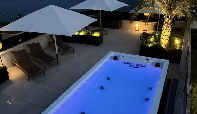 Penthouse apartment with sea view and pool area