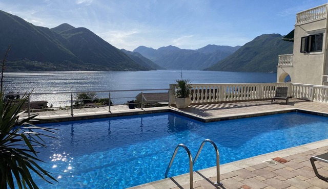 Penthouse with spectacular view - pool and free parking