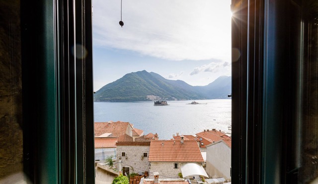 Perast Venetian Jewel -house with breathtaking views and private parking