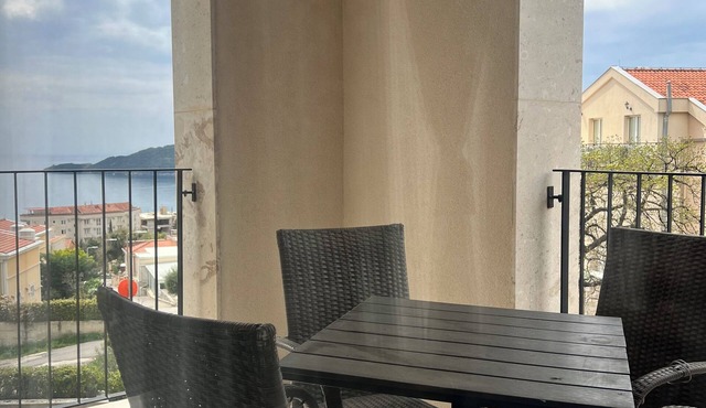 Perfect 2-bedroom apartment with AC in delightful Bečići