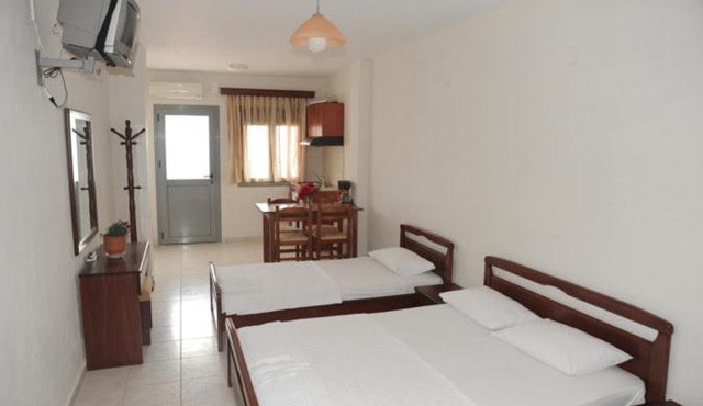 Platis-Gialos apartments in Loutsa