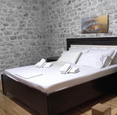 Polyxeni Apartments & Rooms in Qeparo