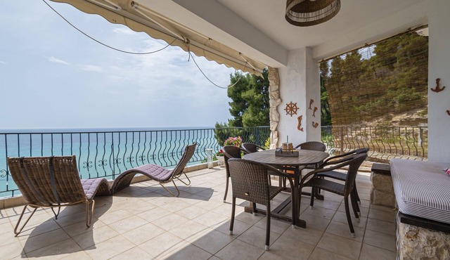 Poseidon Seafront Apartment by RentalsPro