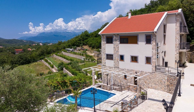 Prestige 3Bdr Apartment w/Pool and Scenic Views