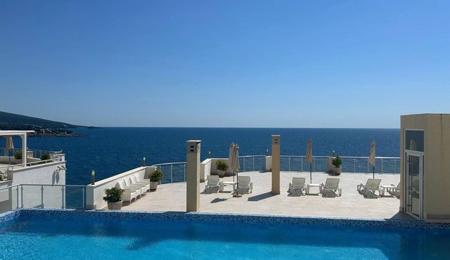 Prestige Apartment - Sea View, Private Beach, Pools & Fitness