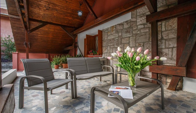 Private garden villa: serenity , private lush haven by the sea.
