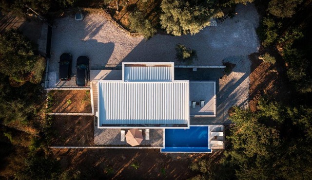 PRIVATE HEATED POOL - Villa Amara - Luxury Villa - Hot Tub in Bar