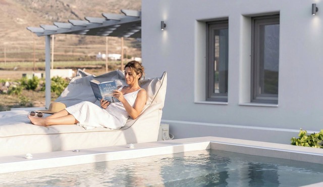 Private Jacuzzi Villa w/sunset view 6' from sea