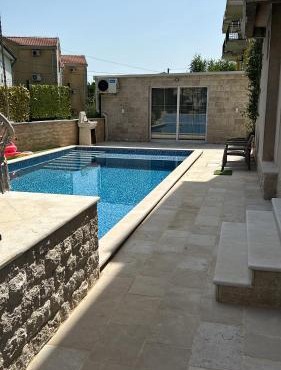 Private luxurious house with pool for 15 people