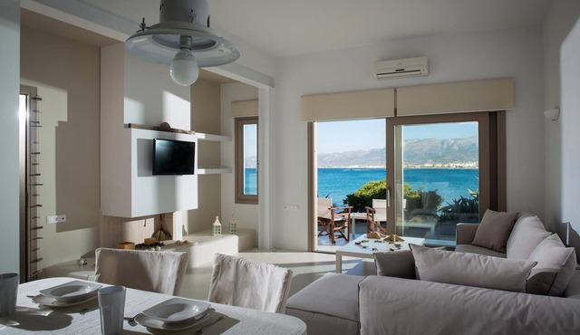 Private peaceful sea front house with spectacular view in Hersonissos