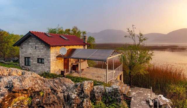 Quiet and detached house directly on the lake