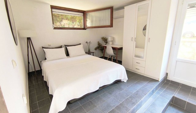 Quiet Garden Studio w/Private Entrance & Parking in Budva