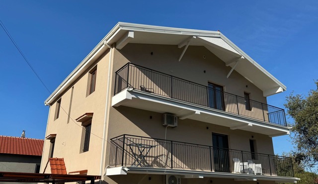 Quiet, safe stay with free parking, 20 min drive from Kotor, Tivat or Budva!