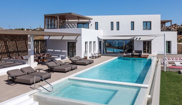 R 3235 Villa Halstead With Espresso machine ,Mini fridge & Private gym.