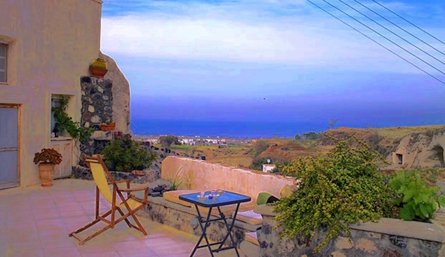 Real Santorini, Cave House – far from the crowds