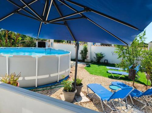 Relaxrooms, 1 queen size bed, swimming pool