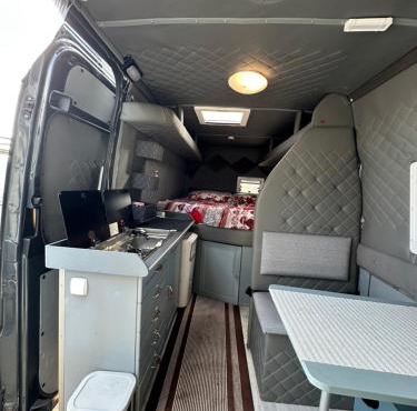 Rent van Luxury Sprinter in Polisi i Vogël