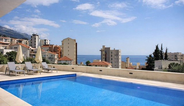 Residance with pool ,sauna and free garrage