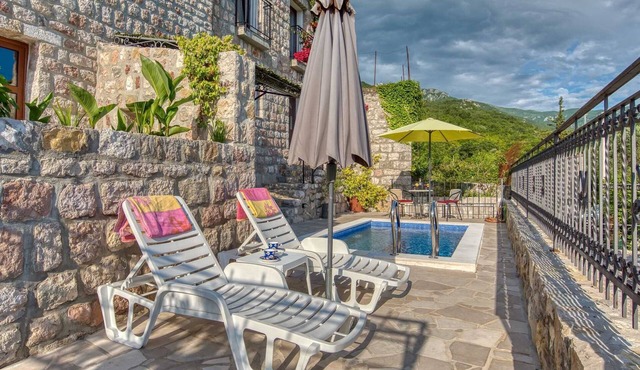 Romantic Getaway Villa Ariel with Pool