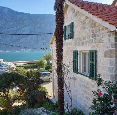 Romantic stone house by the sea *