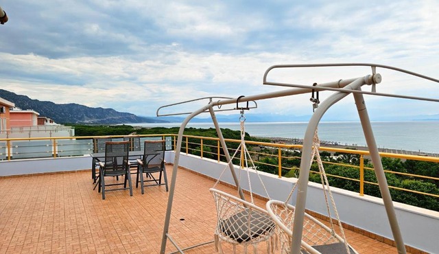 Rooftop Florale in Velipojë