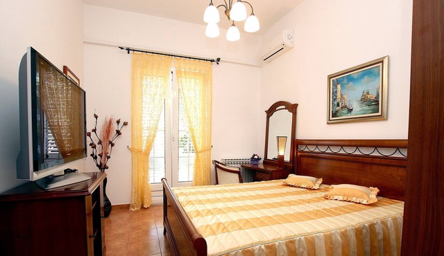 Royal Vacation Studio