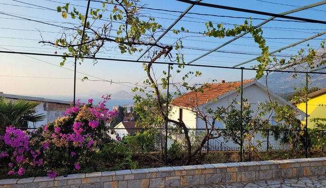 Ruhige, Gemütliche Ferienwohnung mit Terrasse, Parkplatz und Meerblick in Utjeha