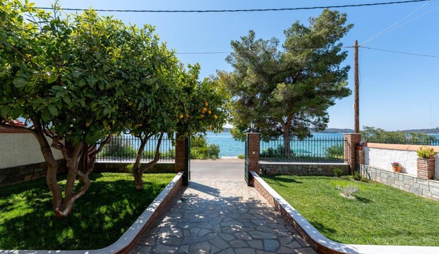 Salamis Blue Retreat -a seafront family apartment