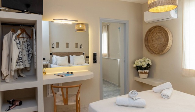 Salt & Stone In Center Of Tinos Luxury Suite