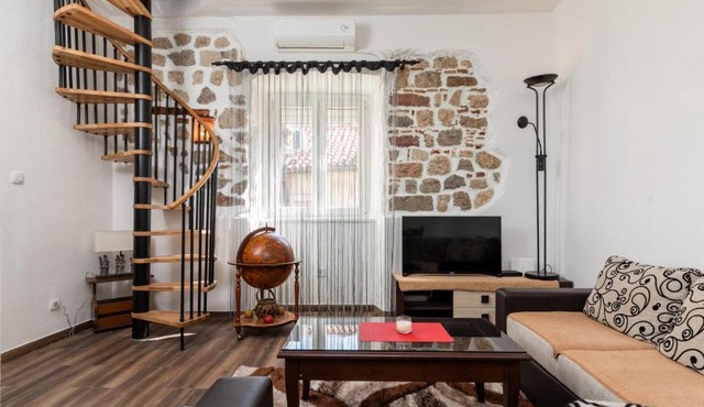 Sandra's Old Town Apartment