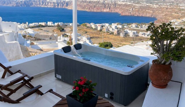 Santo Caves, Santorini Suite with Private Hot Tub in Akrotiri