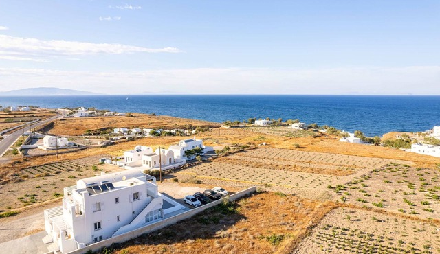 Santorini's Welcoming Getaway - Blissful & Homely