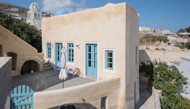 Santorinio Yellow House