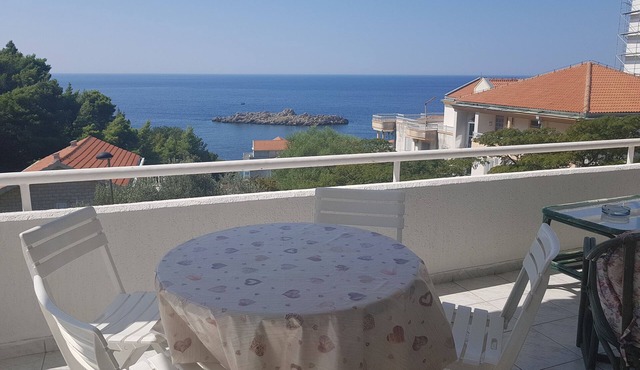 Sea view apartment with large balcony in Sveti Stefan