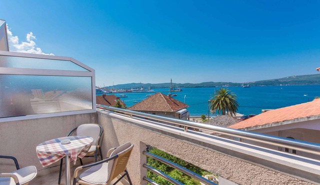 Sea-view apartment next to the beach