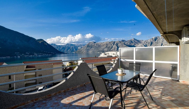 Sea View Vacation Flat w Balcony in Kotor
