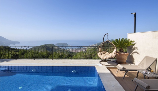 Sea View Villa w Pool and Garden in Budva