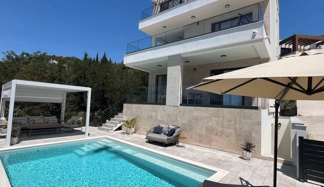 Sea view villa with pool,jacuzzi and sauna in a peaceful area of Tivat