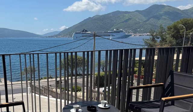 Seafront apartment in pleasant Donja Lastva