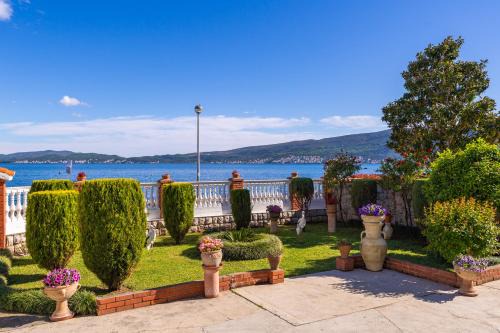Seafront Haven Darka - Happy Rentals