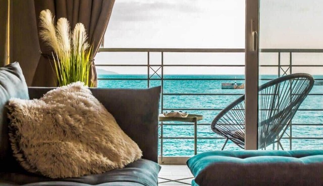 Seafront Kalamata Haven - Blue Luxury Suite in Kalamata