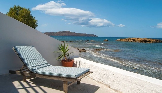 Seasound. The House On the Beach. 4 bdrms 8 sleep in Galatas