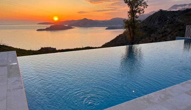 Seaview Hideaway- Premium Apartment