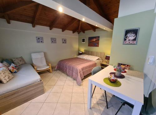 Semelia & Maria's Guest House - Spacious Stay for 3