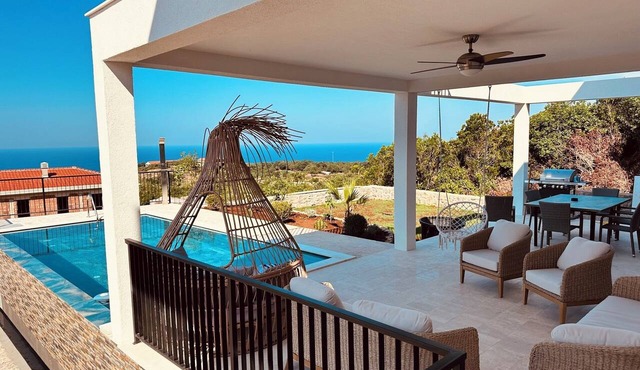 Serenity House—Private Infinity Pool, Panoramic Sea Views, and Near Budva