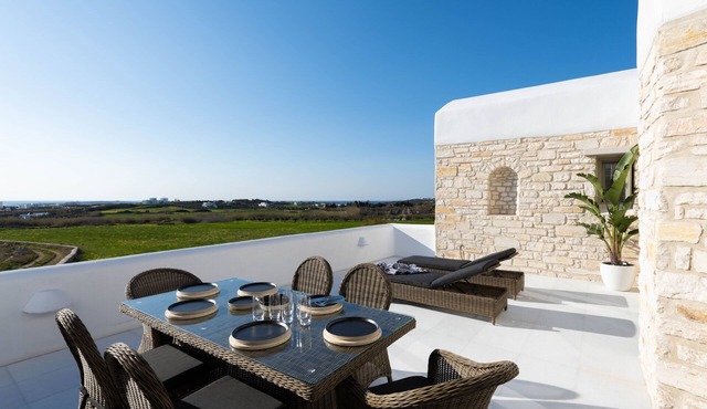 Sersi Black Villa with Jaz in Paros