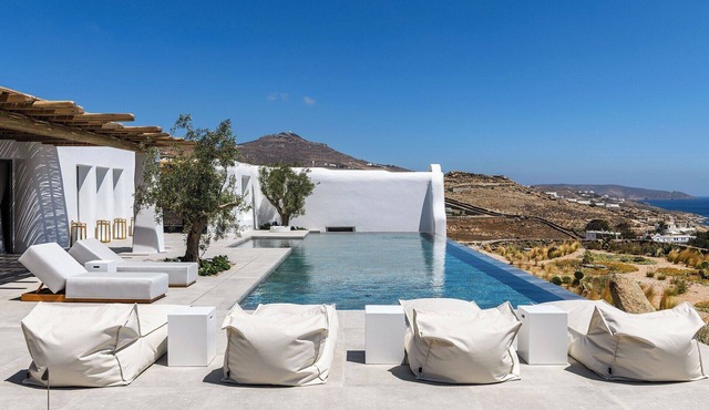 Simone - Four Bedroom Villa, Sleeps 8 in Kalafatis