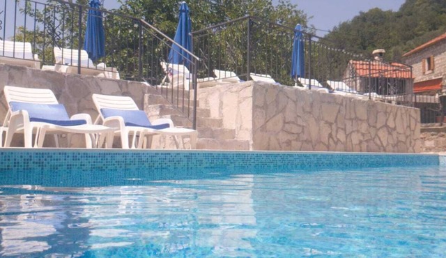 Sleeps 8/9 people. 2 apartments. Pool. Sea and mountain viewsi